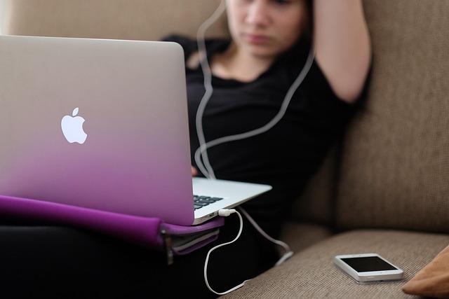 What Are the Best Earbuds for iPhone? Find Comfortable, Easy-to-Use Options for Better Sound and Calls